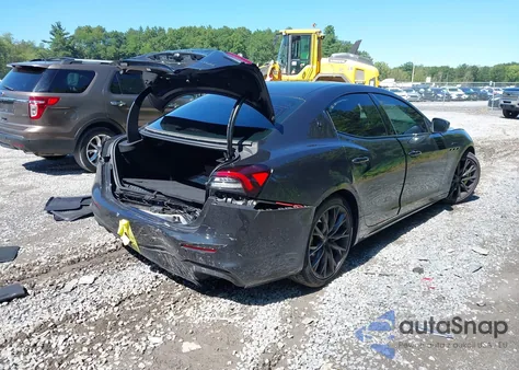 2022 Maserati Ghibli Modena Q4 z USA, uszkodzony, nr VIN ZAM57YTMXNX394468